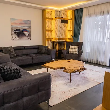 Sueper Havuzlu Βίλα