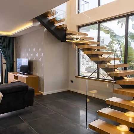 Sueper Havuzlu Βίλα