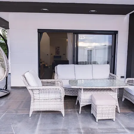 Sueper Havuzlu Βίλα