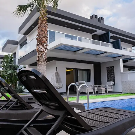 Sueper Havuzlu Βίλα *